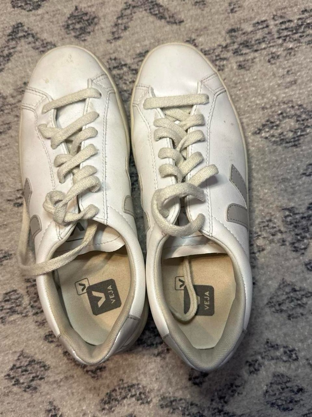 Veja Women's White Leather Low-Top Sneakers size 6